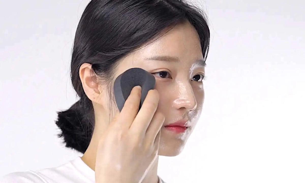 KLAIRS Gentle Black Cleansing Puff - Soft Makeup Removal